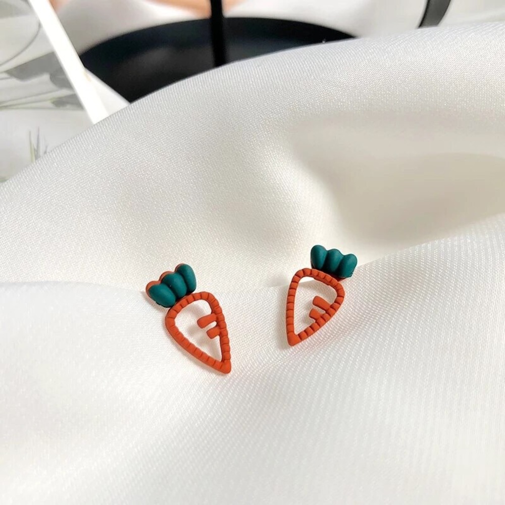 🎉 New Sterling Silver Carrot Stud Earrings